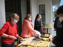 Fleißige Helfer verteilen Kuchen "to go"